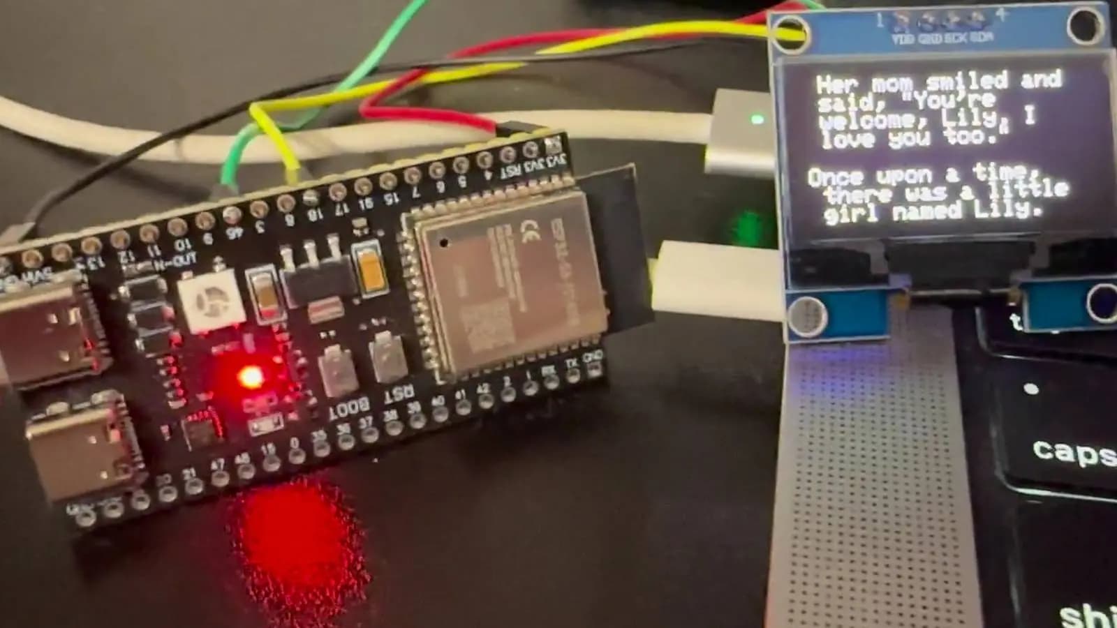 ESP32-S3 ejecuta modelo de lenguaje de 28.9M parámetros con rendimiento notable