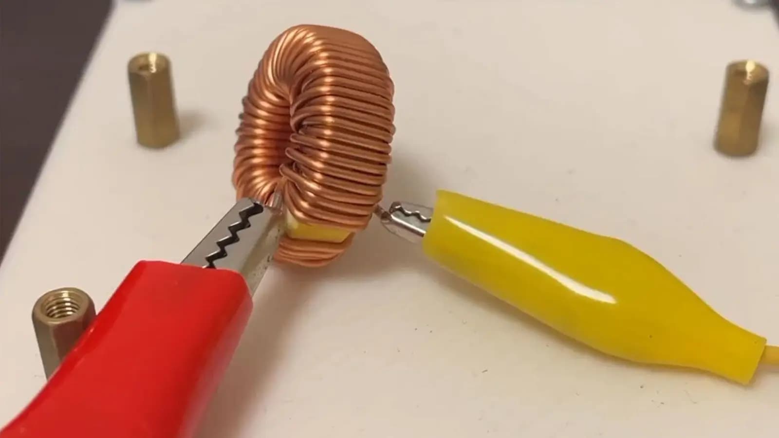 Estudiante crea música con coil whine, transformando ruido molesto en arte